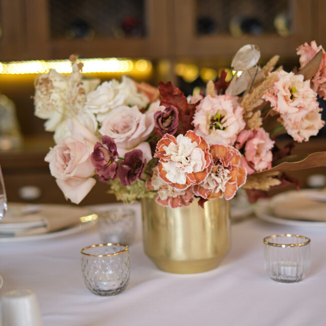 Tischgedeck, Blumengesteck in Weiß, Rosa, Rot, Gold und Beige