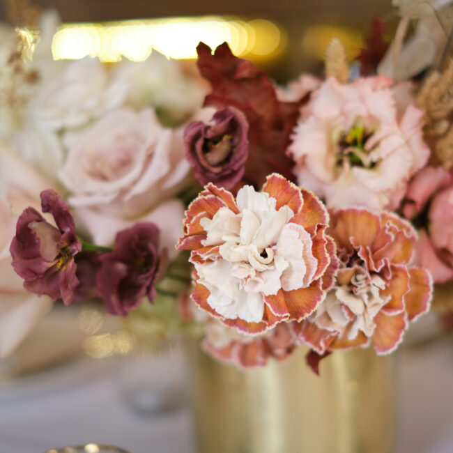 Tischgesteck in Rosa, Beige, Weiß und Rot