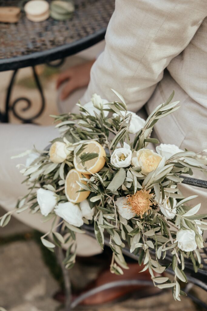 rustikal boho Blumendekoration mit Zitronen Olivenzweigen und Roden